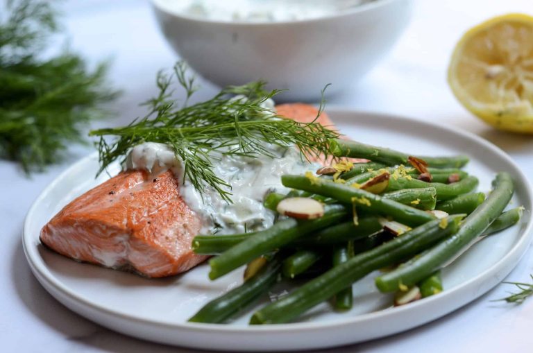 Peste cu fasole verde si sos tzatziki