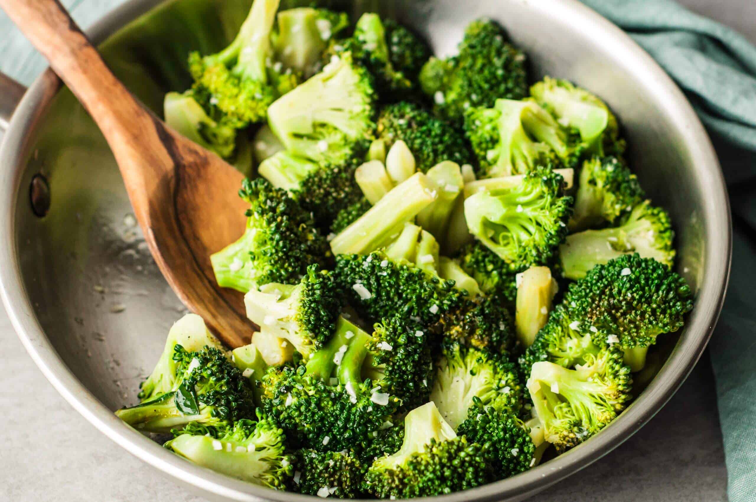 Salata de broccoli si cartofi cu masline picante