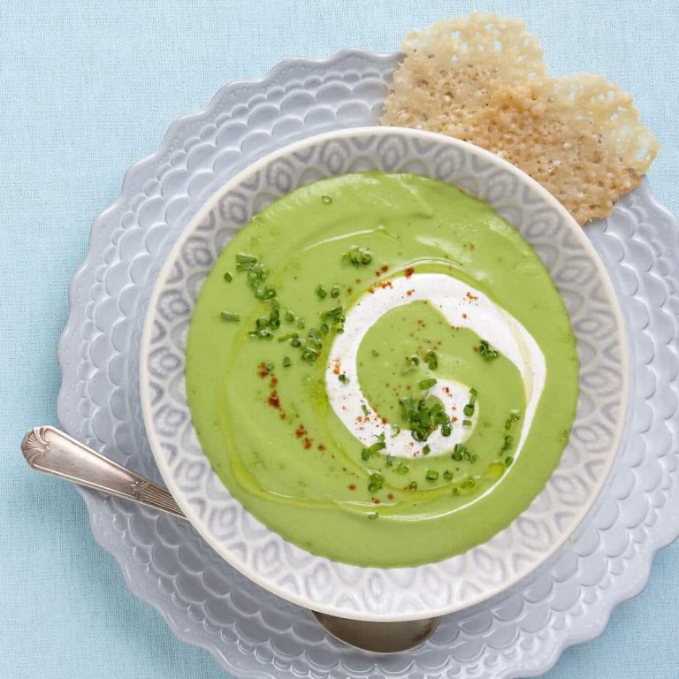 Supa crema de mazare cu parmezan si crutoane
