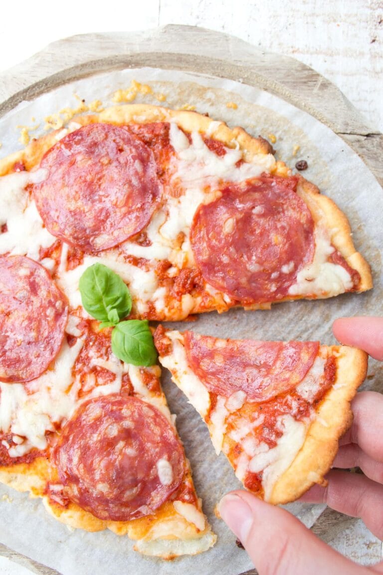 Keto pizza cu pepperoni
