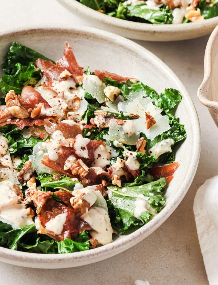 Salată caldă de kale cu tahini